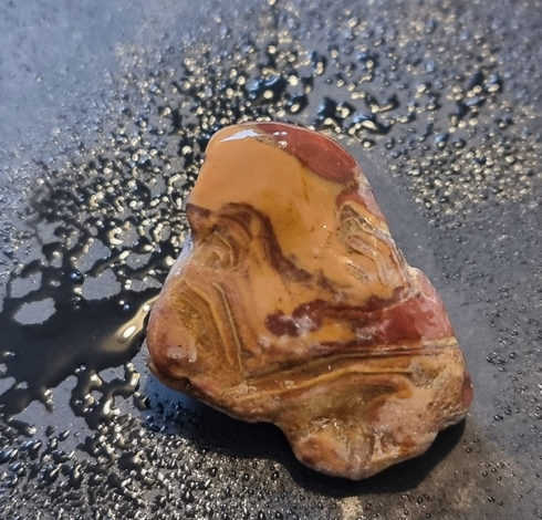 Brown and red rock with cream banging