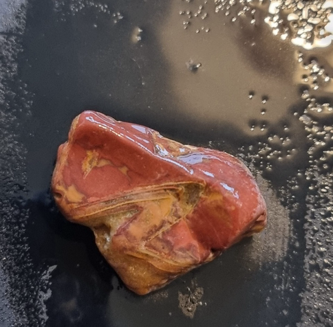 Crystal banding and reddish rock