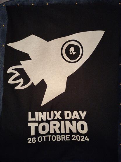 Dettaglio del disegno frontale della maglietta del Linux Day Torino 2024