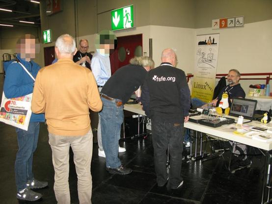 Bild: Auf der Hack&Make am Samstag, den 26.10. Zu sehen sind einige Personen an unserem Stand, welche sich Infos und Hilfe abholen.