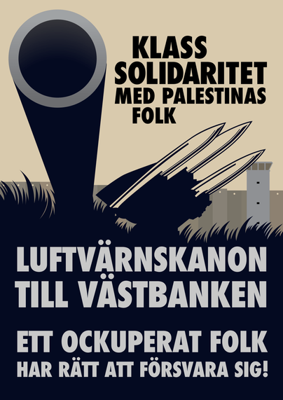 Bildbeskrivning:
Kanonmynning riktad mot betraktaren, raketer/luftvärn riktade ut från bild. Under kanonen och raketerna växer det gräs, bakom gräset skymtas muren runt Västbanken.
Bakgrunden är beige, trycket tonar från svart i nederkant till mörkt blåsvart från mitten och upp. 

Texten lyder:
(svart text på beige bakgrund)
KLASS
SOLIDARITET
MED PALESTINAS
FOLK

(beige text på svart bakgrund)
LUFTVÄRNSKANON
TILL VÄSTBANKEN

(liten text längst ner)
ETT OCKUPERAT FOLK HAR RÄTT ATT FÖRSVARA SIG