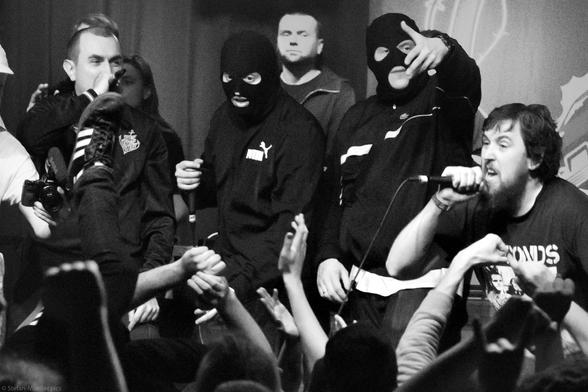 Moscow Death Brigade: The Russian Hardcore Rap band (with ski masks) together with the singer (right) and guitar player (left) of What We Feel is performing live in the SO 36, Berlin, 23.02.18, Die russische Hardcore-Rap Band (mit Ski-Masken) spielt live im SO 36, Berlin, 23.02.18 Mit auf der Bühne sind Gitarrist (links) und Sänger von What We Feel.
