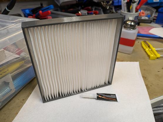 Der HEPA-Filter. Das Filtermaterial ist gefaltet um die Oberfläche zu erhöhen, das Filtermaterial wurde mit Sekundenkleber in einen 3D-gedruckten, quadratischen Rahmen eingeklebt. Die Oberfläche des Filtermaterials beträgt ca 0,2m².