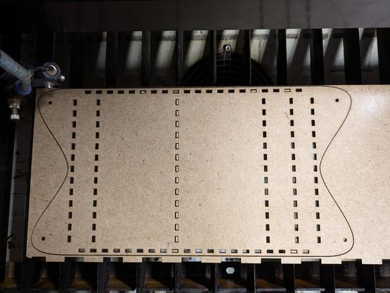Mit MDF aus der Restekisten wurden die Teile der Box gelasert. Das Bild zeigt die Grundplatte der Box im Lasercutter.
Zum Erstellen der Laserdaten wurde https://boxes.hackerspace-bamberg.de/BasedBox verwendet und dann in Inkscape weiter modifiziert um Zwischenwände zu erhalten.