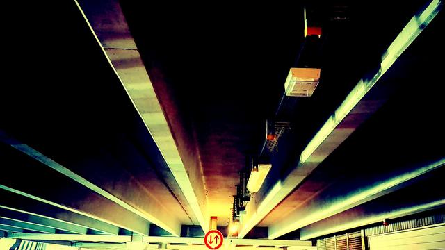 Man sieht die Decke in einer Tiefgarage. Im Hintergrund ist noch ein Verbotsschild zu erkennen.