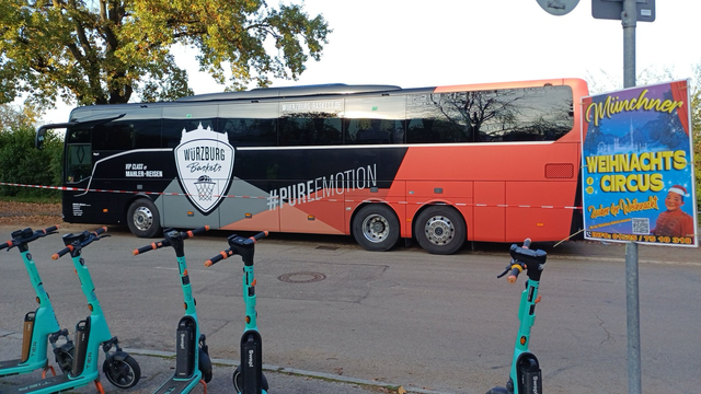 Mannschaftsbus der Würzburg Baskets vor der Spielstätte in München
