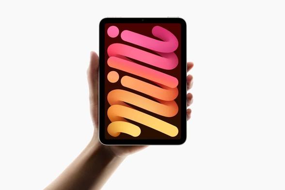 Eine Hand hält ein iPad mini 7 mit „mini“-Schriftzug auf dem Display in die Kamera. Foto (c) Apple.