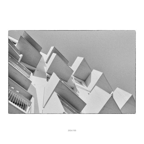 Die Sonne knallt auf die schiefen Balkone dieses Gemeindebaus beim Handelskai in Wien Leopoldstadt.