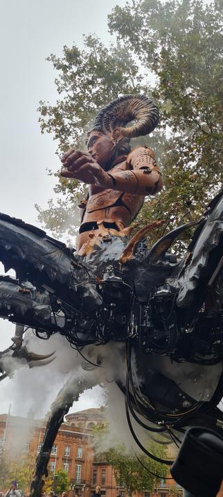 Machine en bois et métal représentant une femme scorpion, dans les rues de Toulouse