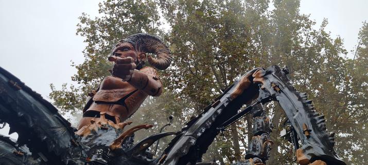 Machine en bois et métal représentant une femme scorpion, dans les rues de Toulouse