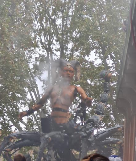 Machine en bois et métal représentant une femme scorpion, dans les rues de Toulouse