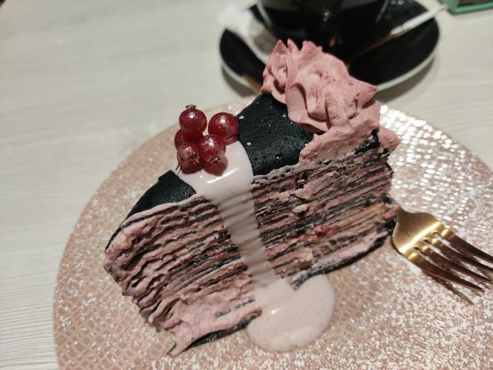 Crepe-Kuchen in schwarz-rosa mit Johannisbeer