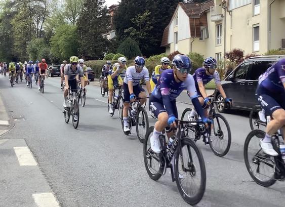 Das Radrennfeld fährt die Straße runter