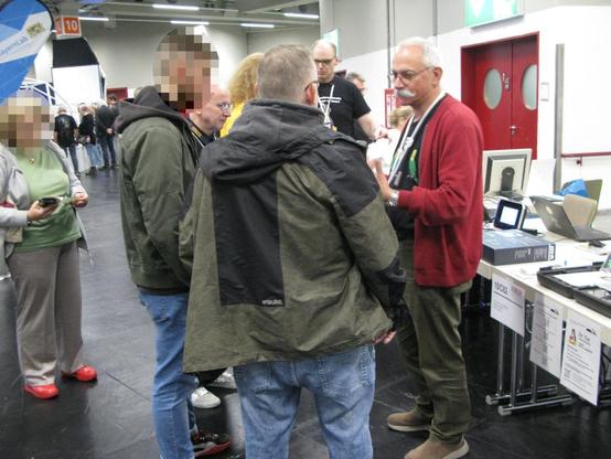 Foto: Einige Besucher vor unserem Stand im Gespräch mit Mitgliedern der LUG Nürnberg.