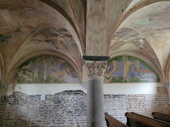 Romanische Wand- und Deckengemälde im Kapitelsaal, recht blass nach den Jahrhunderten. Kreuzgewölbe.