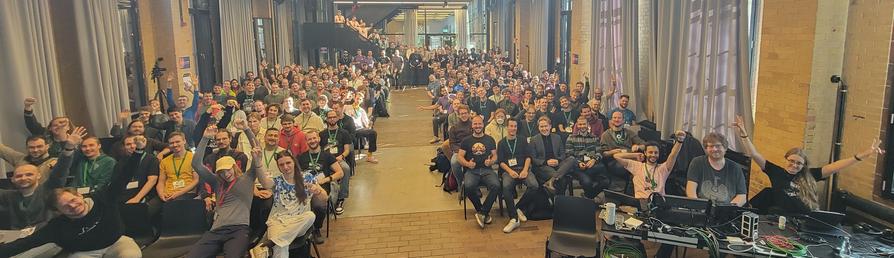 Group photo: the bUm (Raum für solidarisches Miteinander) auditorium full of happy Nix people.