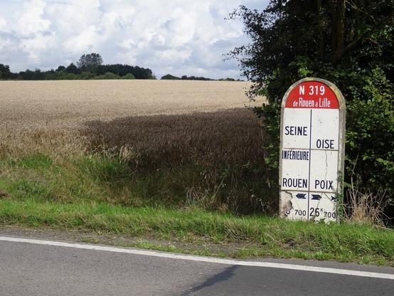 Borne des années 1960 signalant un changement de département sur la nationale 319 de l'époque.