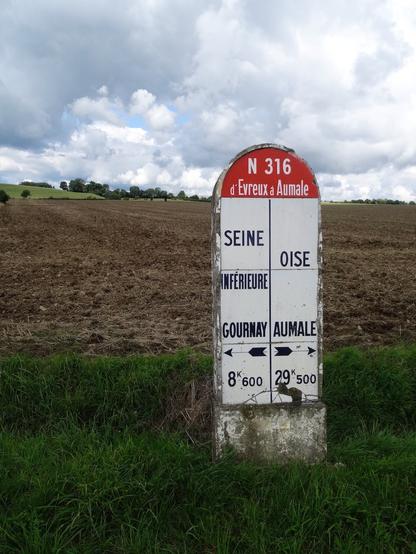 Borne des années 1960 signalant un changement de département sur la nationale 316 de l'époque.