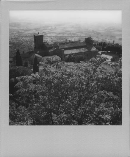 “Da qui signore si domina la valle”
Autumn Polaroid Week 2024

Camera: Polaroid I-2
Film: Polaroid 600 Monochrome frames