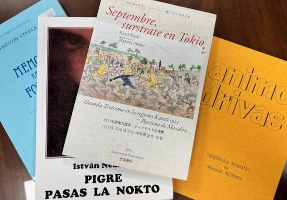 foto de kvar esperantaj libroj. Memori kaj forgesi de Trevor Steele, Pigre pasas la Nokto de István Nemere, Septemebre surstrate en Tokio de Kato Naoki (tradukita de Mamiya Midori) kaj Animo Drivas de Masayuki Kuroda