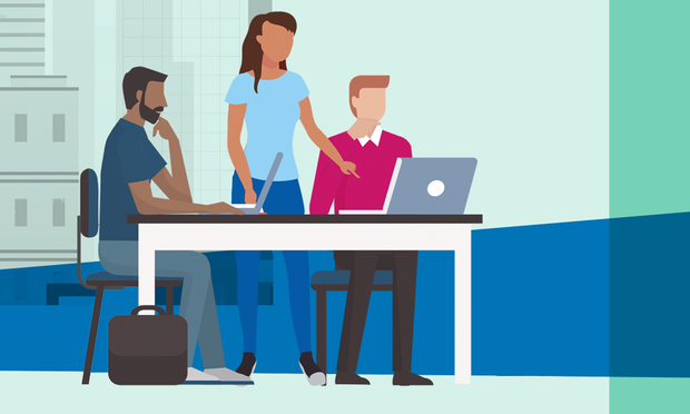 drie mensen rondom een laptop bespreken wat ze op het scherm zien