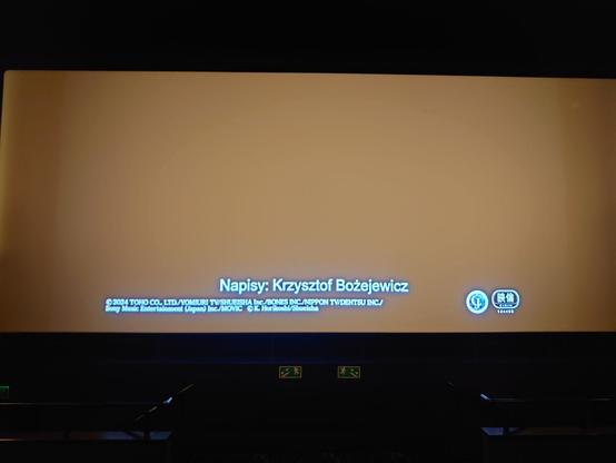 Kinowy ekran. U dołu podpis: „Napisy: Krzysztof Bożejewicz”.