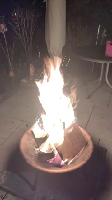 Lagerfeuer in einer Feuerschale