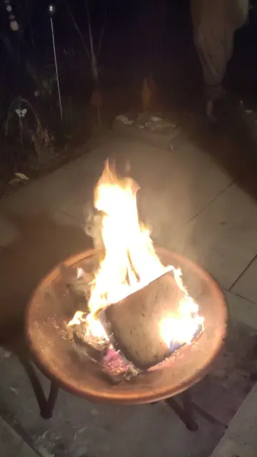 Lagerfeuer in einer Feuerschale