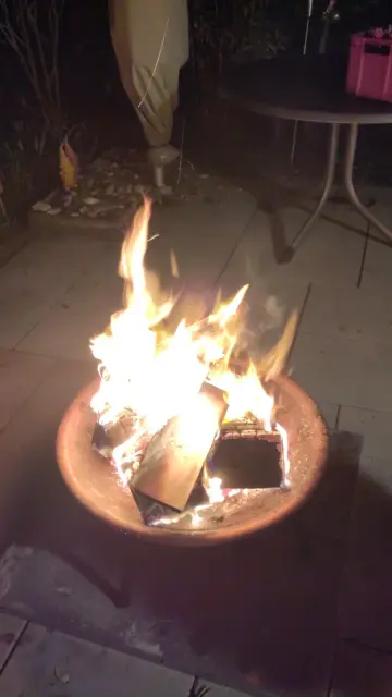 Lagerfeuer in einer Feuerschale
