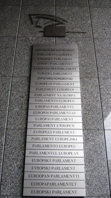 A brushed metal sign at the entrance to the European Parliament in Brussels with "European Parliament" written in all the official languages, one below the other.

Ein Schild aus gebürstetem Metall am Eingang des Europäischen Parlaments in Brüssel mit dem Schriftzug „Europäisches Parlament“ in allen Amtssprachen.