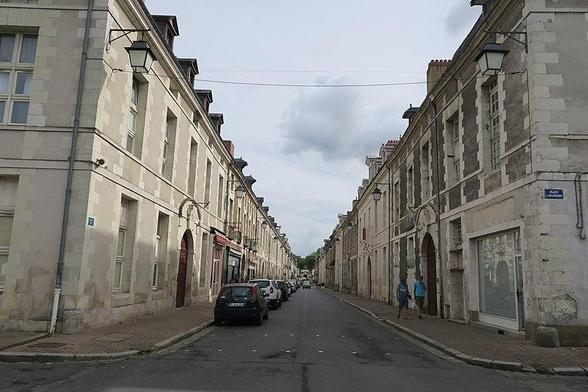 Maison à #Richelieu (#IndreEtLoire) Le cardinal de Richelieu décida de transformer le village où il était né en une ville dont les plans furent tracés par l'architecte du château, Jacques Lemercier. La ville pr...
Suite 👉 https://monumentum.fr/monument-historique/pa00097985/richelieu-maison
#Patrimoine #MonumentHistorique
Photo CC-BY-SA 4.0 : Juliofsanguino
