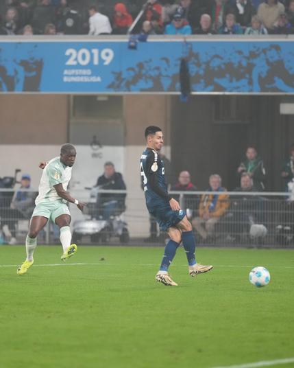 Köhn beim Torschuss gegen Paderborn im Pokal