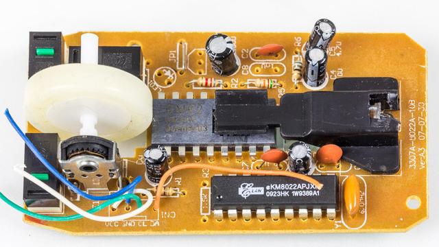 Platine, link das Mausrad, mittig der optische Sensor