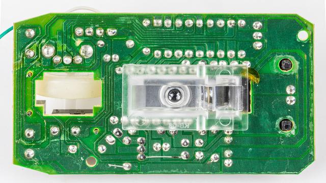 Unterseite der Platine. In der Mitte ein Loch, darüber der optische Sensor