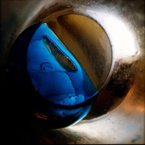Abstraction en bleu, gris et brun.