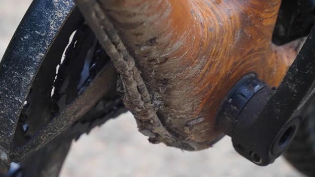 Dreckverkrusteter Rahmen eine Fahrrades