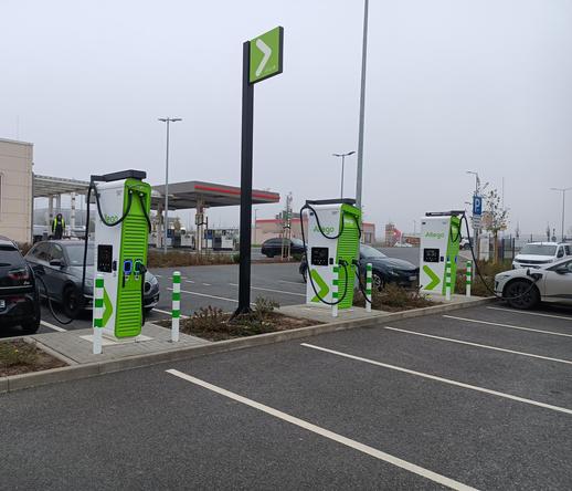 Autohof mit mehreren Ladestationen für Elektroautos.