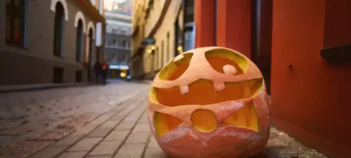 zucca di halloween sulla strada