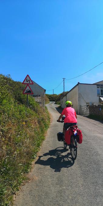 Mon épouse sur une petite route de Cornouailles, avec un panneau annonçant une pente de 30% (qu'on a effectivement dû faire à pieds...)