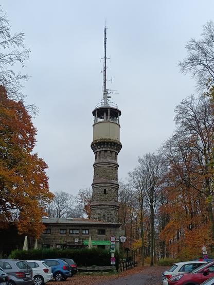 Berggaststätte und Aussichtsturm auf dem hohen Gras.