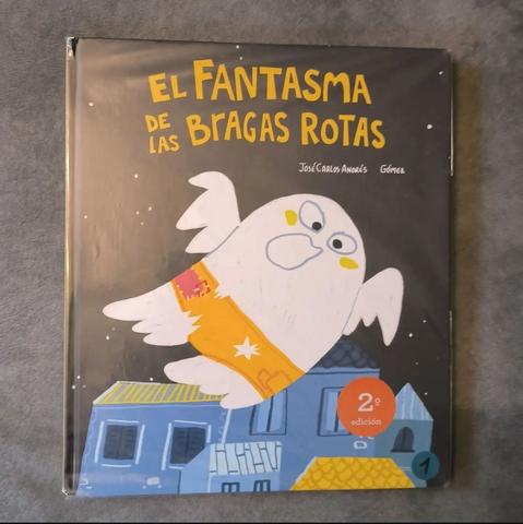 Portada de El fantasma de las bragas rotas.
Es de noche. Vemos a un fantasma con unas bragas amarillas muy rotas sobrevolando unos edificios.