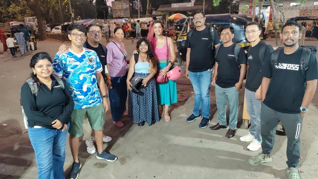 Participants of the Mumbai mapping party (4 women and 7 men) standing on the street.