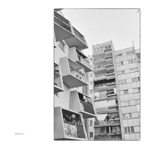 Die Balkone unterschiedlicher Architekturkonzeptionen treffen hier aufeinander. Die schrägen Balkone des zeitgenössischen Gemeindebaus treffen auf die Plattenbaubalkone des Gemeindebaus aus den 70er Jahren.