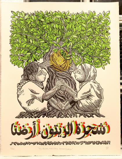 Fotografía de impresión en papel color crema. La imagen representa un par de seres humanos palestinos en torno a un arbol de olivo. En el centro de la composición, se toman de la mano ambos personajes y se entrecruzan los pies. En la parte central y entre las ramas del arbol, una llave flota.