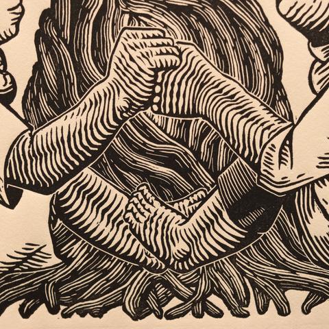 zoom al detalle del grabado en el que se entrecuzan los pies de los personajes y se toman de la mano en torno al arbol