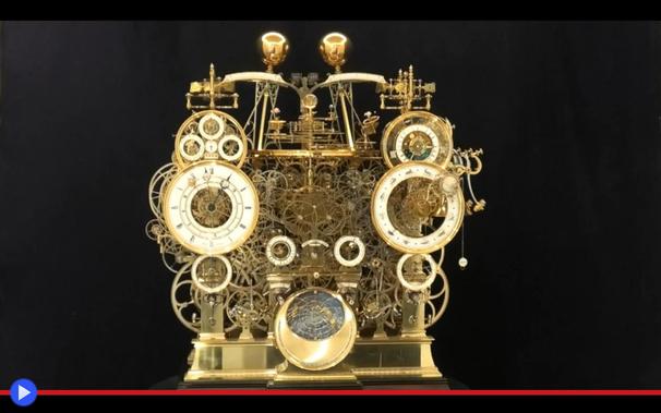 Orologio da tavolo fantasticamente complesso con i meccanismi pienamente visibili ed esposti, sormontato da una coppia di pesi basculanti. I numerosi quadranti riportano immagini del Sole, la Luna, le Stelle.
