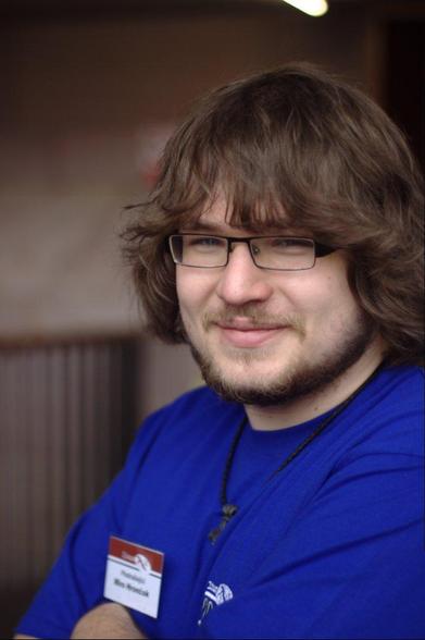 Já na LinuxAltu 2011. V modrém triku s s logem LinuxAlt 2011. Více vlasů i fousů. Na triku připnutá jmenovka.

Z https://archiv.openalt.org/linuxalt-cz/2011/fotogalerie.html