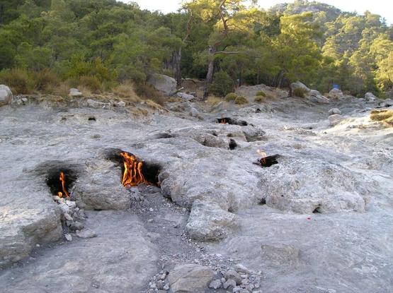 yanartas-chimeraera-la-flamme-eternelle-de-turquie-1
