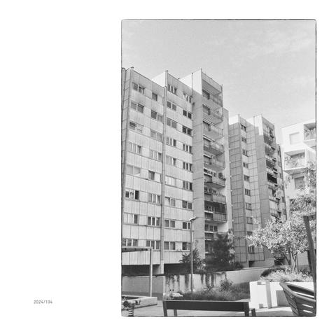 Eine – soweit mögliche – Frontalansicht vom Karlheinz-Hora-Hof in der Leopoldstadt, Wien. Hier sieht man die Fertigteilbauweise in voller Pracht. Legopoldstadt.