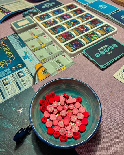 Schüssel mit roten Spielsteinen vor Crew Tableaut.